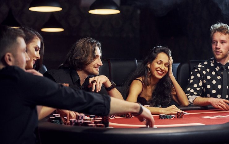 Pengguna duduk santai menikmati permainan live casino di laptop dengan suasana nyaman