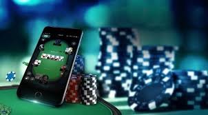 Pengguna sedang menikmati permainan live casino dengan dealer langsung di layar perangkat